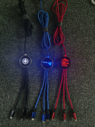光る充電ケープル