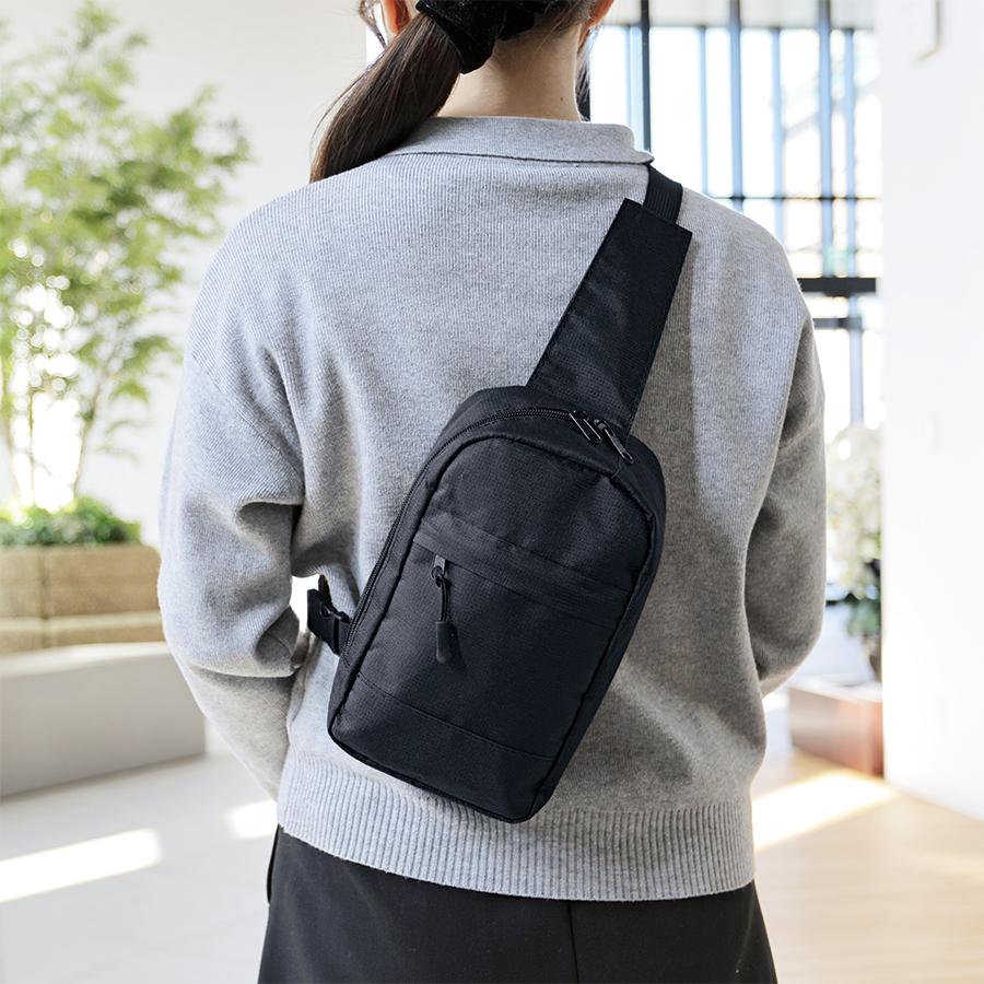 ファスナーポケット付きワンショルダーバッグ